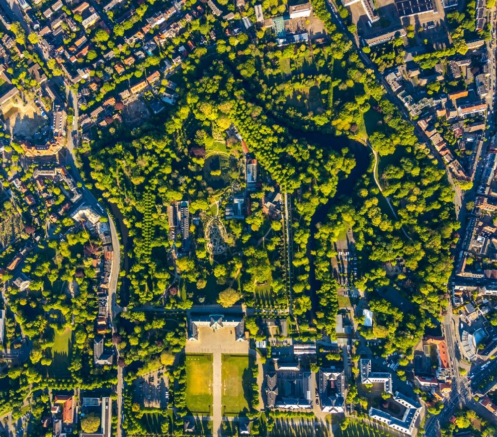 Vertical aerial photograph Münster - Vertical aerial view from the satellite perspective of the park of Botanischer Garten of Westfaelischen Wilhelms-Universitaet Muenster on Schlossgarten in Muenster in the state North Rhine-Westphalia, Germany