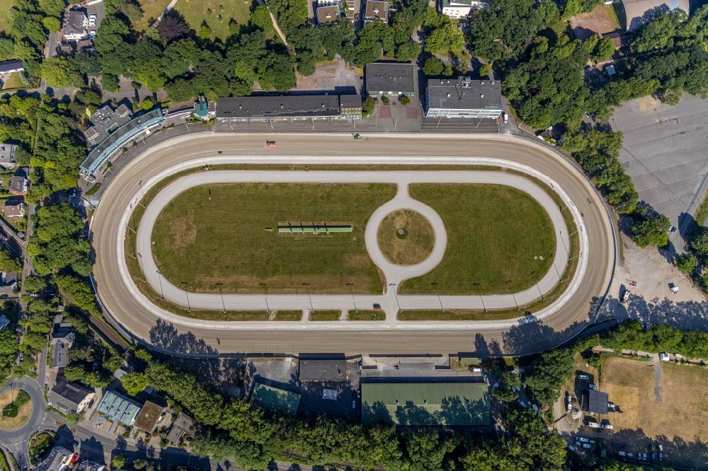 Vertical aerial photograph Dinslaken - Vertical aerial view from the satellite perspective of the racetrack racecourse - trotting in Dinslaken in the state of North Rhine-Westphalia