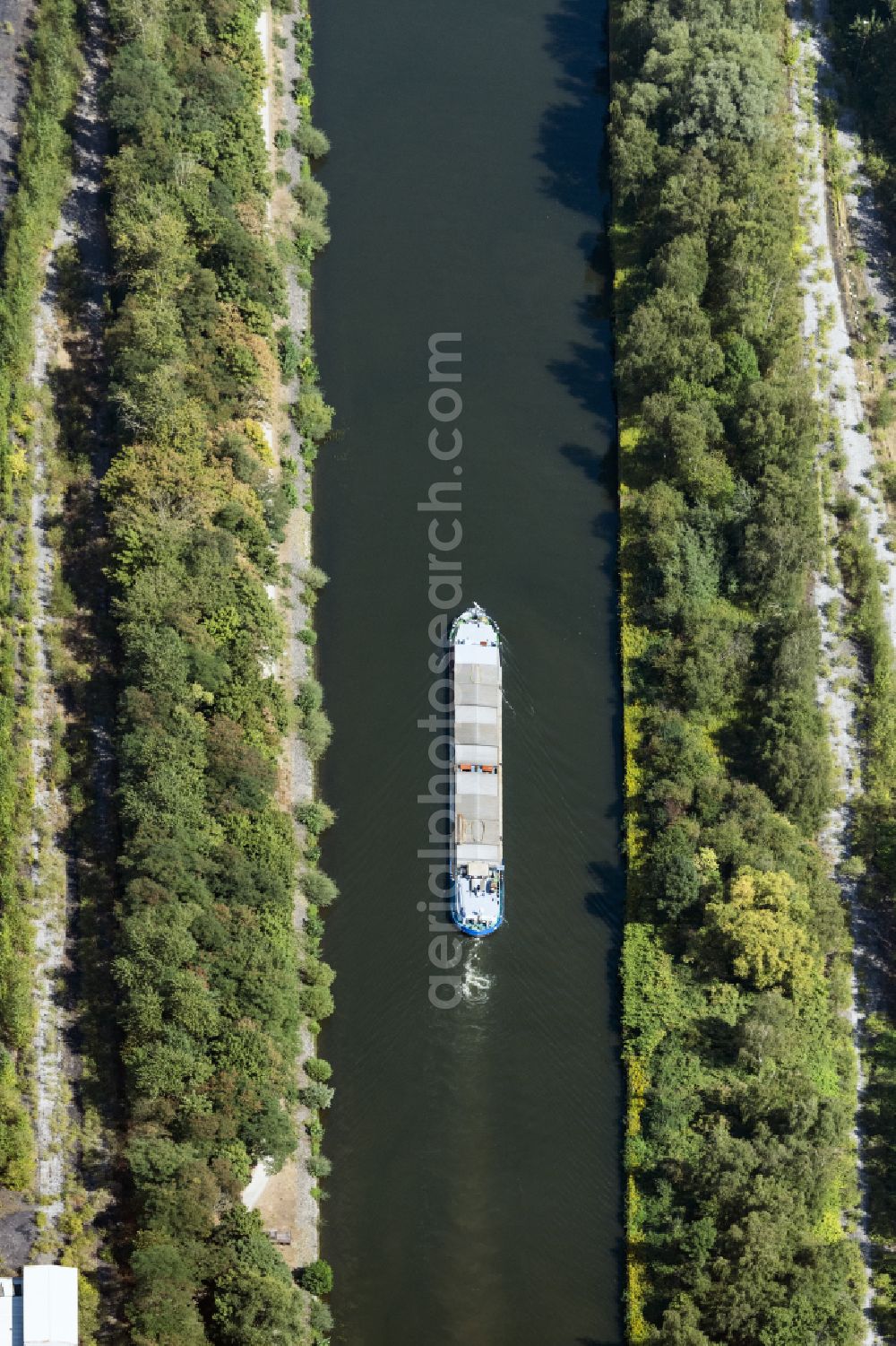 Vertical aerial photograph Essen - Vertical aerial view from the satellite perspective of the ships and barge trains inland waterway transport in driving on the waterway of the river Rhine-Herne Canal in Essen at Ruhrgebiet in the state North Rhine-Westphalia, Germany