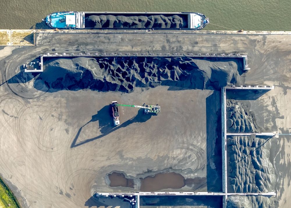 Vertical aerial photograph Duisburg - Vertical aerial view from the satellite perspective of the Wharves and jetties marine inland waterway with loading of building materials, earth, gravel, stones or other materials in the inner harbor in Duisburg in the state North Rhine-Westphalia, Germany