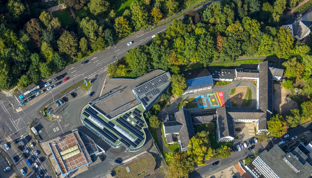 Vertical aerial photograph Kreuztal - Vertical aerial view from the satellite perspective of the school building of the Grundschule Kreuztal at the Ziegeleifeld in Kreuztal in the state North Rhine-Westphalia