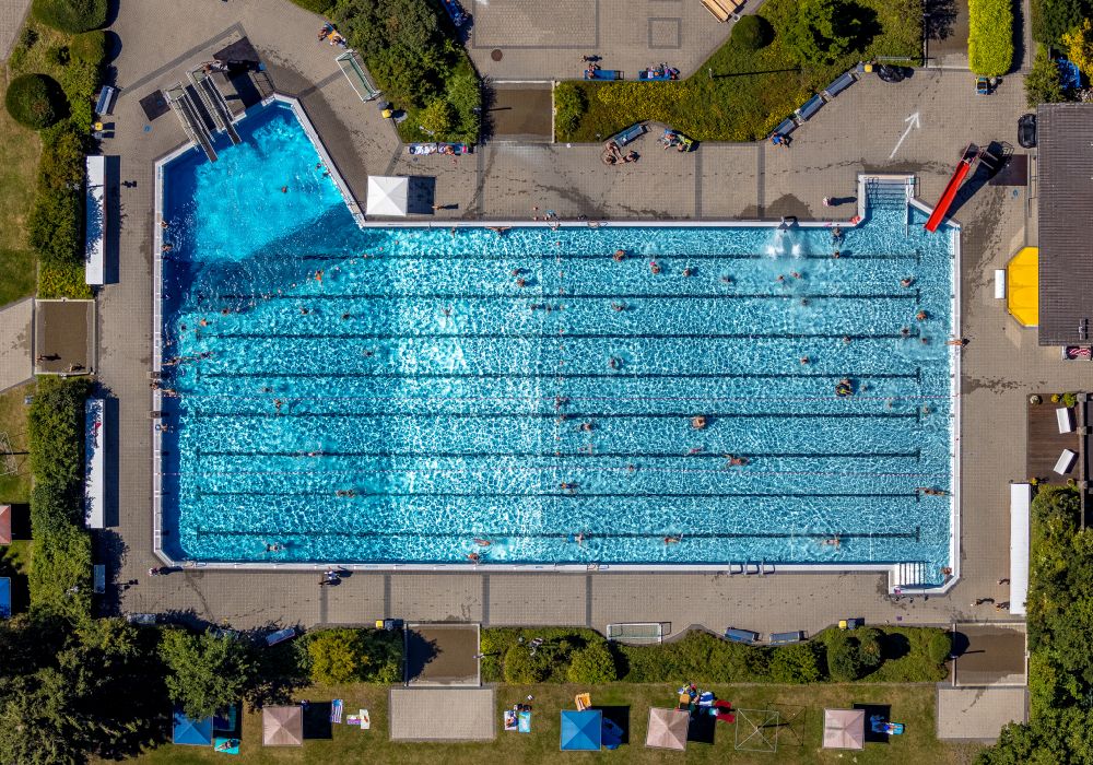 Vertical aerial photograph Drensteinfurt - Vertical aerial view from the satellite perspective of the swimming pool of the Erlbad Im Erlfeld in Drensteinfurt in the state North Rhine-Westphalia, Germany