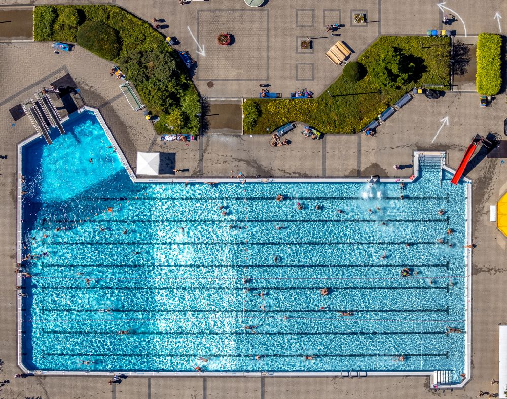 Vertical aerial photograph Drensteinfurt - Vertical aerial view from the satellite perspective of the swimming pool of the Erlbad Im Erlfeld in Drensteinfurt in the state North Rhine-Westphalia, Germany