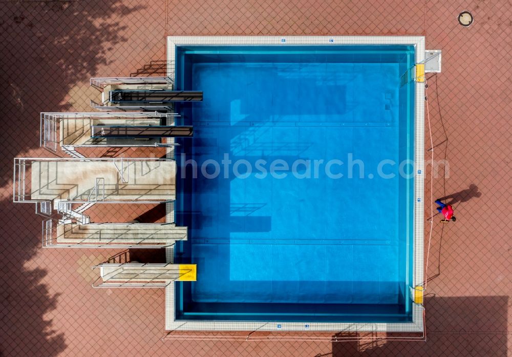 Vertical aerial photograph Chemnitz - Vertical aerial view from the satellite perspective of the swimming pool of the in the district Gablenz in Chemnitz in the state Saxony, Germany