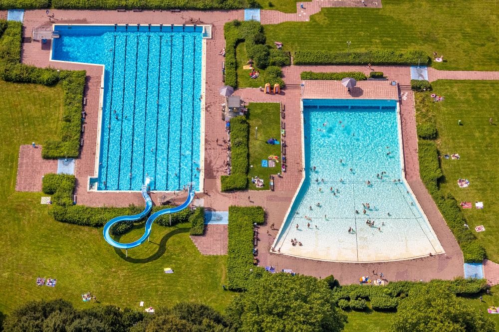 Vertical aerial photograph Bergkamen - Vertical aerial view from the satellite perspective of the refreshing swim in the blue pool - swimming pool of Wellenbad in the district Weddinghofen in Bergkamen in the state North Rhine-Westphalia, Germany