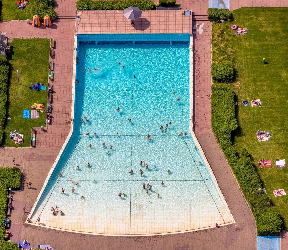 Vertical aerial photograph Bergkamen - Vertical aerial view from the satellite perspective of the refreshing swim in the blue pool - swimming pool of Wellenbad in the district Weddinghofen in Bergkamen in the state North Rhine-Westphalia, Germany