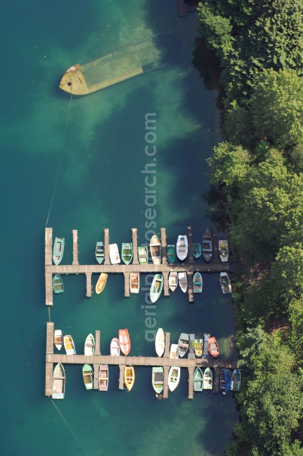 Vertical aerial photograph Köln - Vertical aerial view from the satellite perspective of the Pleasure boat marina with docks and moorings on the shore area of Escher See in Cologne in the state North Rhine-Westphalia, Germany