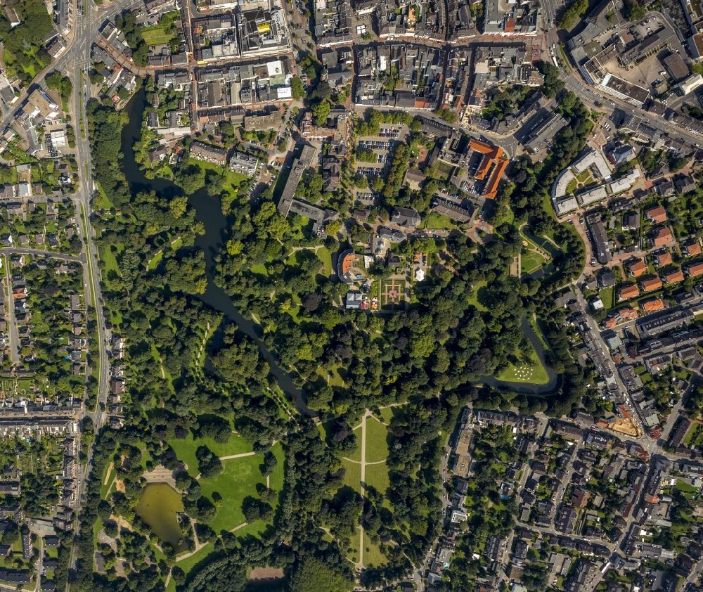 Vertical aerial photograph Moers - City view with old ramparts of the former city walls and castle park in Moers in North Rhine-Westphalia