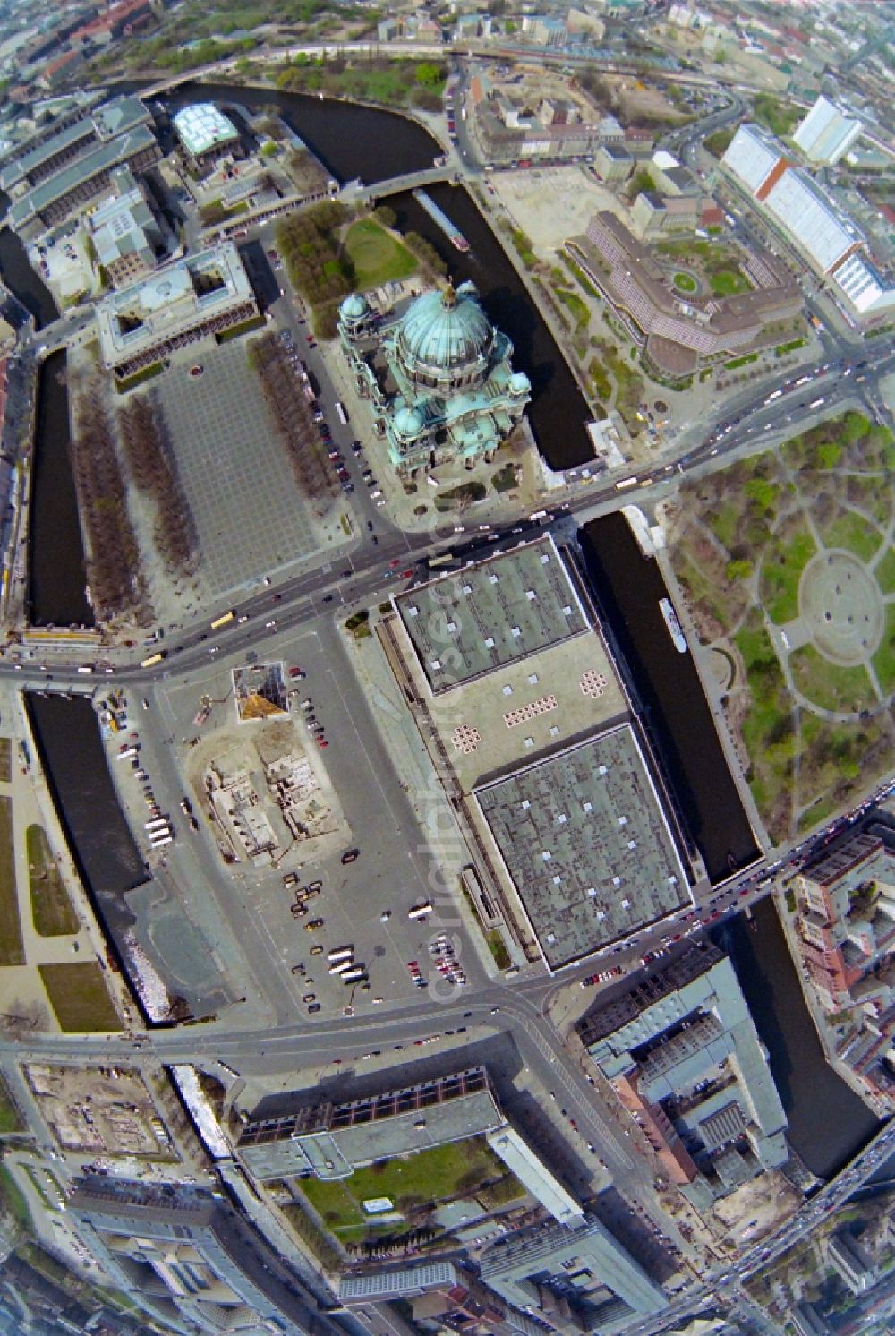 Vertical aerial photograph Berlin - Vertical aerial view from the satellite perspective of the city center in the downtown area with the Lustgarten, the Berlin Cathedral and the Palace of the Republic on Marx Angel Place today Palace Square in Berlin