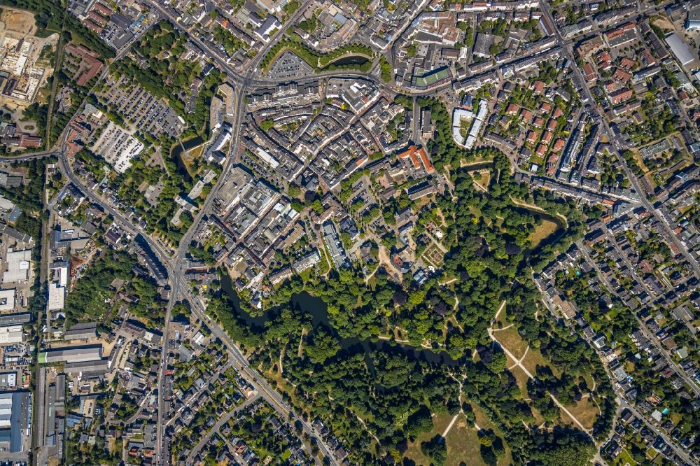 Vertical aerial photograph Moers - Vertical aerial view from the satellite perspective of the city center in the downtown area with structures of a star-shaped fortification with ramparts and bastions and the Moerser Schlosspark in Moers in the state North Rhine-Westphalia, Germany