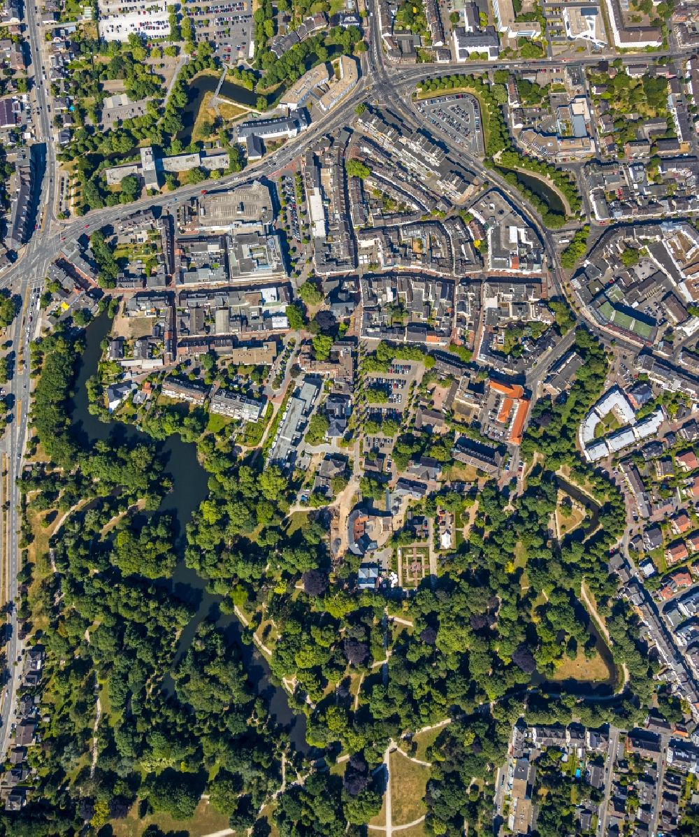 Vertical aerial photograph Moers - Vertical aerial view from the satellite perspective of the city center in the downtown area with structures of a star-shaped fortification with ramparts and bastions and the Moerser Schlosspark in Moers in the state North Rhine-Westphalia, Germany