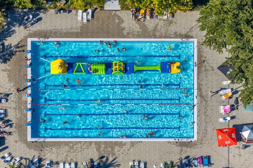 Vertical aerial photograph Soest - Vertical aerial view from the satellite perspective of the spa and swimming pools at the swimming pool of the leisure facility AquaFun Soest on Ardeyweg in Soest in the state North Rhine-Westphalia, Germany