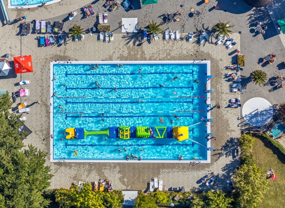 Vertical aerial photograph Soest - Vertical aerial view from the satellite perspective of the spa and swimming pools at the swimming pool of the leisure facility AquaFun Soest on Ardeyweg in Soest in the state North Rhine-Westphalia, Germany
