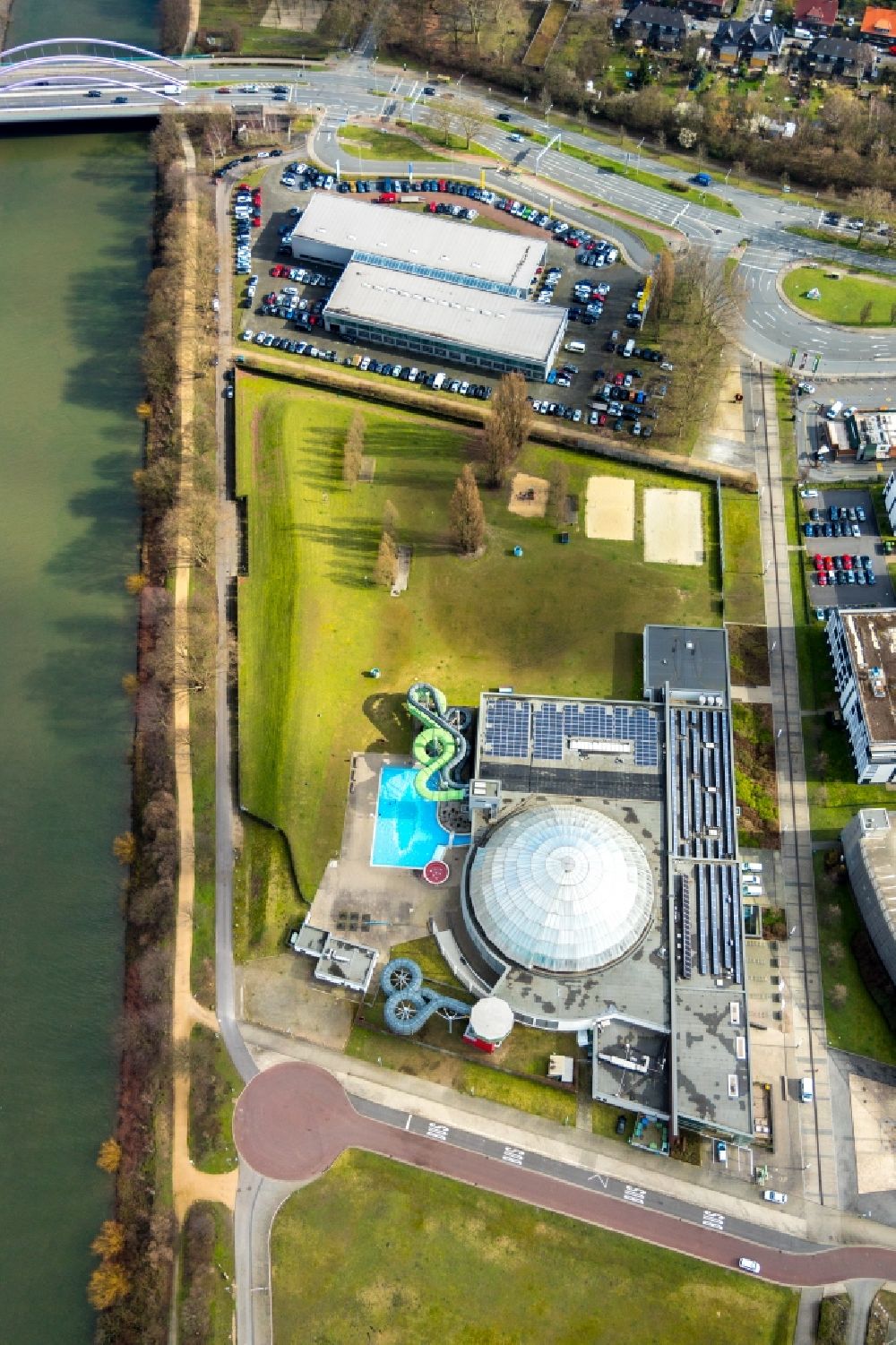 Vertical aerial photograph Oberhausen - Vertical aerial view from the satellite perspective of the spa and swimming pool at the outdoor pool of the recreational facility AQUApark Oberhausen and the marina Marina Oberhausen in Oberhausen in the state of North Rhine-Westphalia, Germany