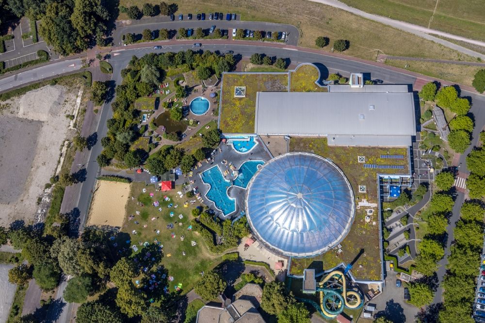 Vertical aerial photograph Dorsten - Vertical aerial view from the satellite perspective of the spa and swimming pools at the swimming pool of the leisure facility Atlantis Dorsten on Konrad-Adenauer-Platz in Dorsten in the state North Rhine-Westphalia