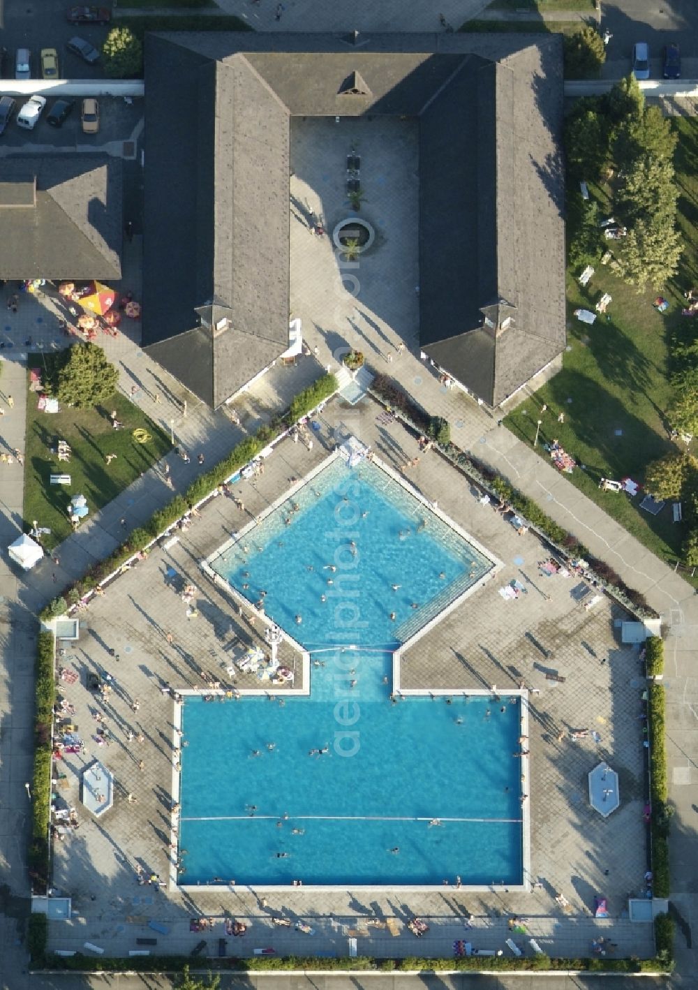 Vertical aerial photograph Budapest - Vertical aerial view from the satellite perspective of the spa and swimming pools at the swimming pool of the leisure facility Paskal Spa in Budapest in Hungary