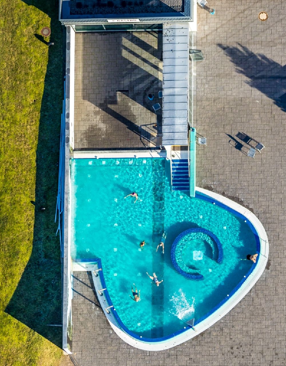 Vertical aerial photograph Hagen - Vertical aerial view from the satellite perspective of the spa and swimming pools at the swimming pool of the leisure facility WESTFALENBAD on Stadionstrasse in Hagen in the state North Rhine-Westphalia, Germany