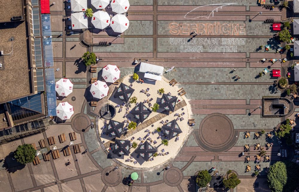 Vertical aerial photograph Essen - Vertical aerial view from the satellite perspective of the tables and benches of open-air restaurants Cafe Extrablatt on Kennedyplatz in Essen in the state North Rhine-Westphalia, Germany
