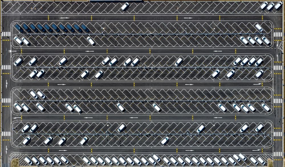 Vertical aerial photograph Essen - Vertical aerial view from the satellite perspective of the transporter and Truck storage areas and free-standing storage of Amazon in Essen in the state North Rhine-Westphalia, Germany