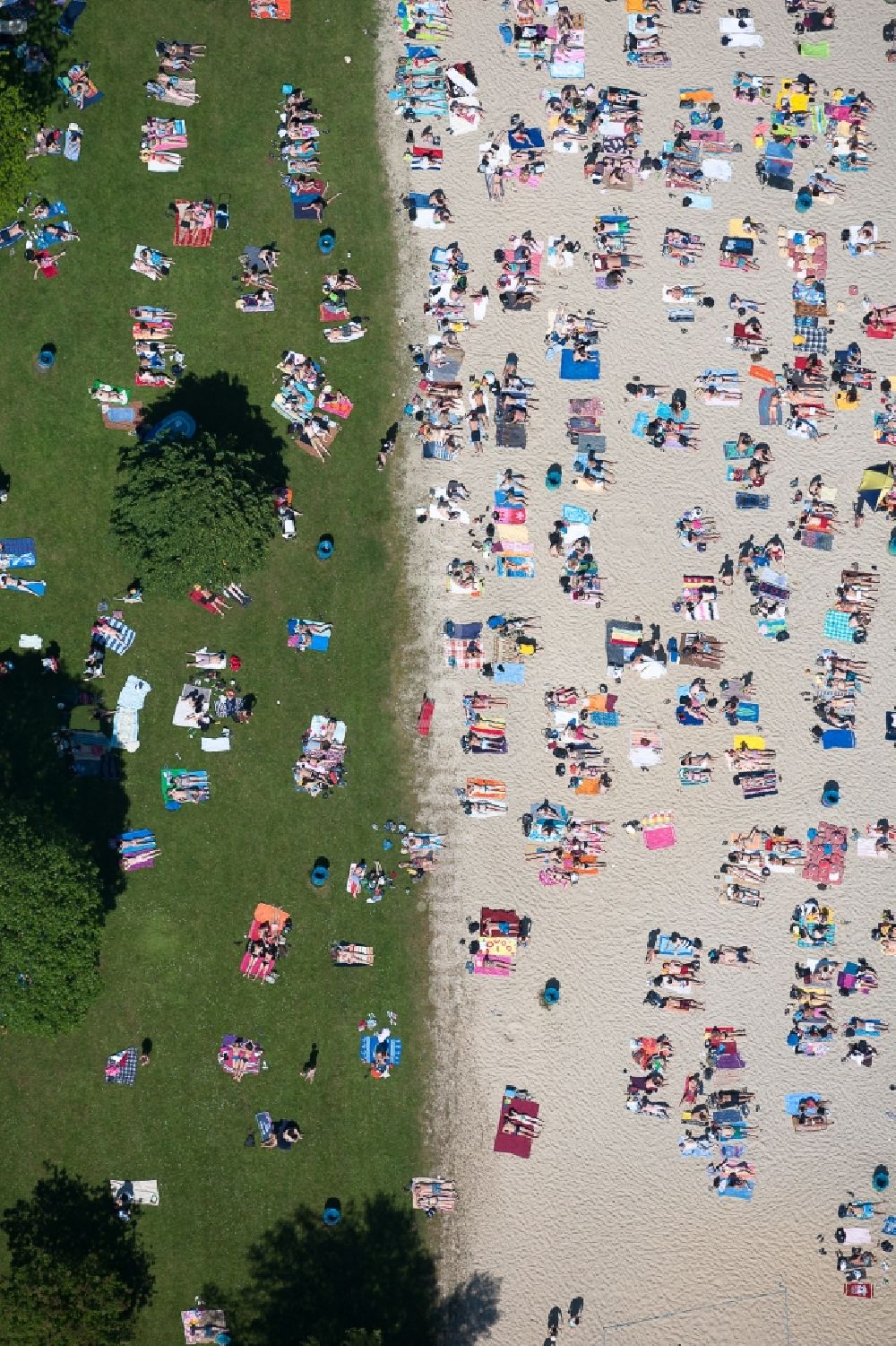 Vertical aerial photograph Hürth - Vertical aerial view from the satellite perspective of the Sandy beach areas on the Otto Maigler See in the district Gleuel in Huerth in the state North Rhine-Westphalia, Germany