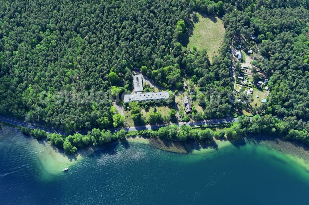 Vertical aerial photograph Joachimsthal - Vertical aerial view from the satellite perspective of the riparian areas on tuins of old hotel on the lake area Werbellinsee of along the Landesstrasse L220 in a forest area in Joachimsthal in the state Brandenburg, Germany