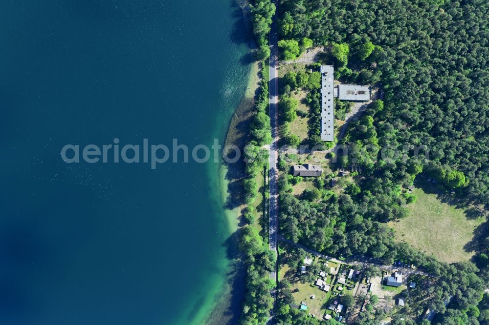 Vertical aerial photograph Joachimsthal - Vertical aerial view from the satellite perspective of the riparian areas on tuins of old hotel on the lake area Werbellinsee of along the Landesstrasse L220 in a forest area in Joachimsthal in the state Brandenburg, Germany