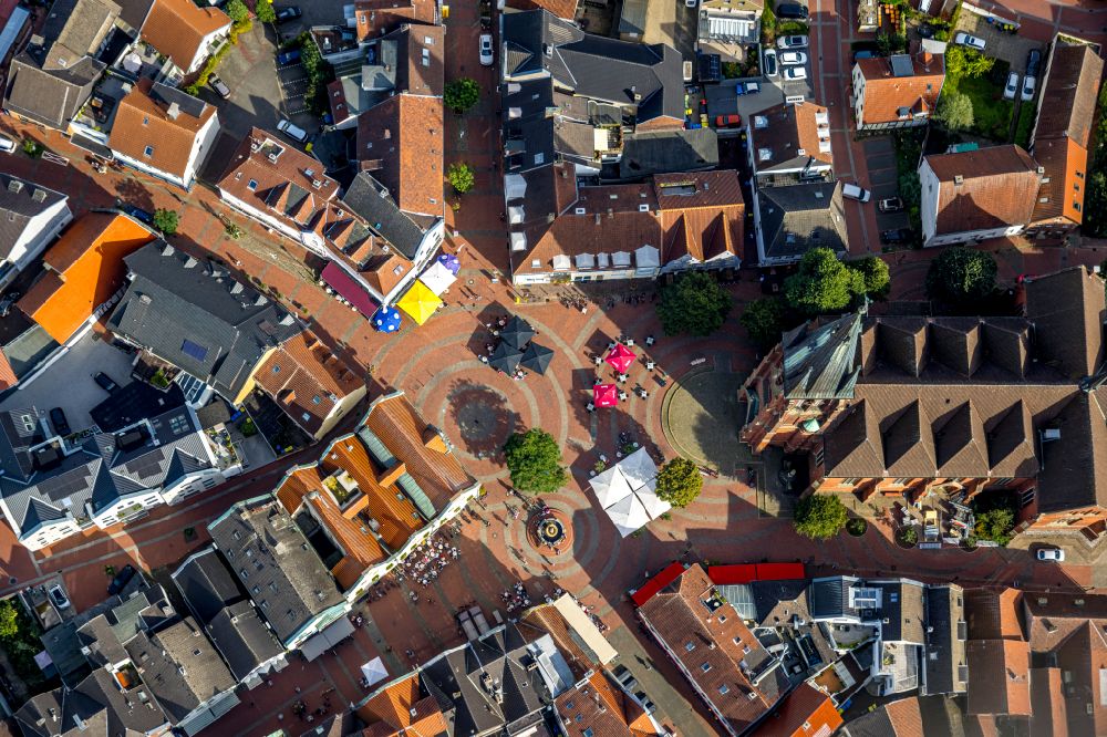 Vertical aerial photograph Haltern am See - Vertical aerial view from the satellite perspective of the sale and food stands and trade stalls in the market place on place Marktplatz in Haltern am See at Ruhrgebiet in the state North Rhine-Westphalia, Germany