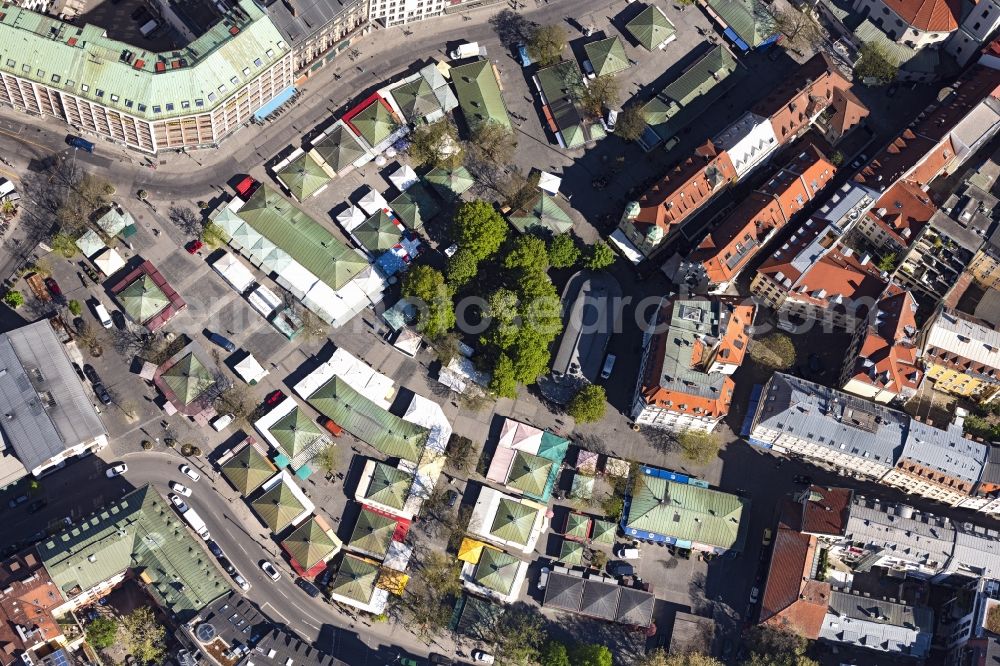Vertical aerial photograph München - Vertical aerial view from the satellite perspective from the sales and snack stands and trade stalls on the Viktualienmarkt as well as the Schrannenhalle, the Alte Peter and the Marienplatz in the old town in Munich in the state Bavaria, Germany