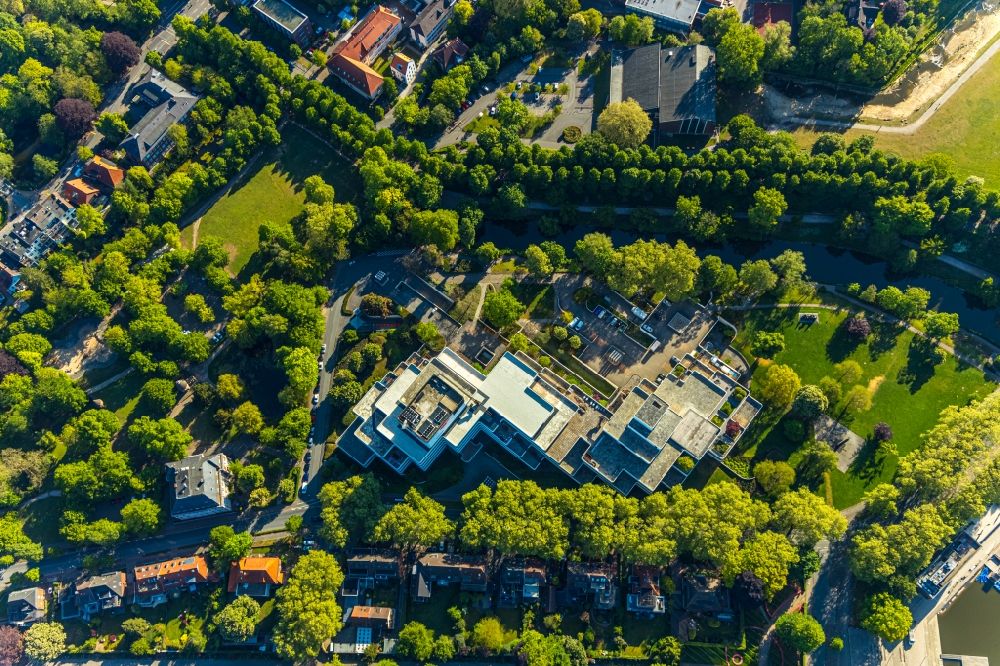 Vertical aerial photograph Münster - Vertical aerial view from the satellite perspective of the banking administration building of the financial services company LBS Westdeutsche Landesbausparkasse on Himmelreichallee in Muenster in the state North Rhine-Westphalia, Germany