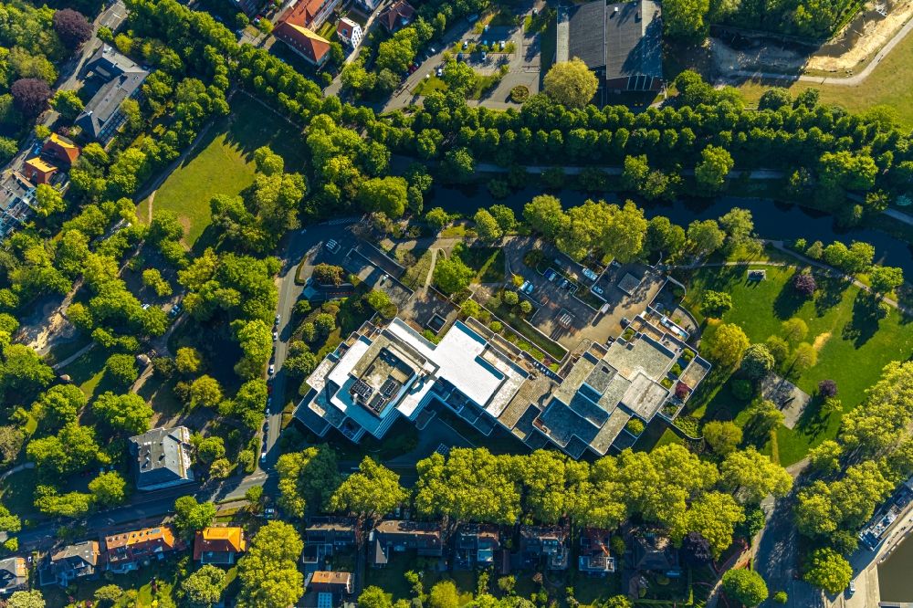 Vertical aerial photograph Münster - Vertical aerial view from the satellite perspective of the banking administration building of the financial services company LBS Westdeutsche Landesbausparkasse on Himmelreichallee in Muenster in the state North Rhine-Westphalia, Germany