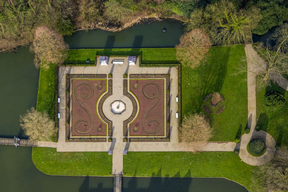 Vertical aerial photograph Isselburg - Vertical aerial view from the satellite perspective of the building and castle park systems of water castle in the district Anholt in Isselburg in the state North Rhine-Westphalia, Germany