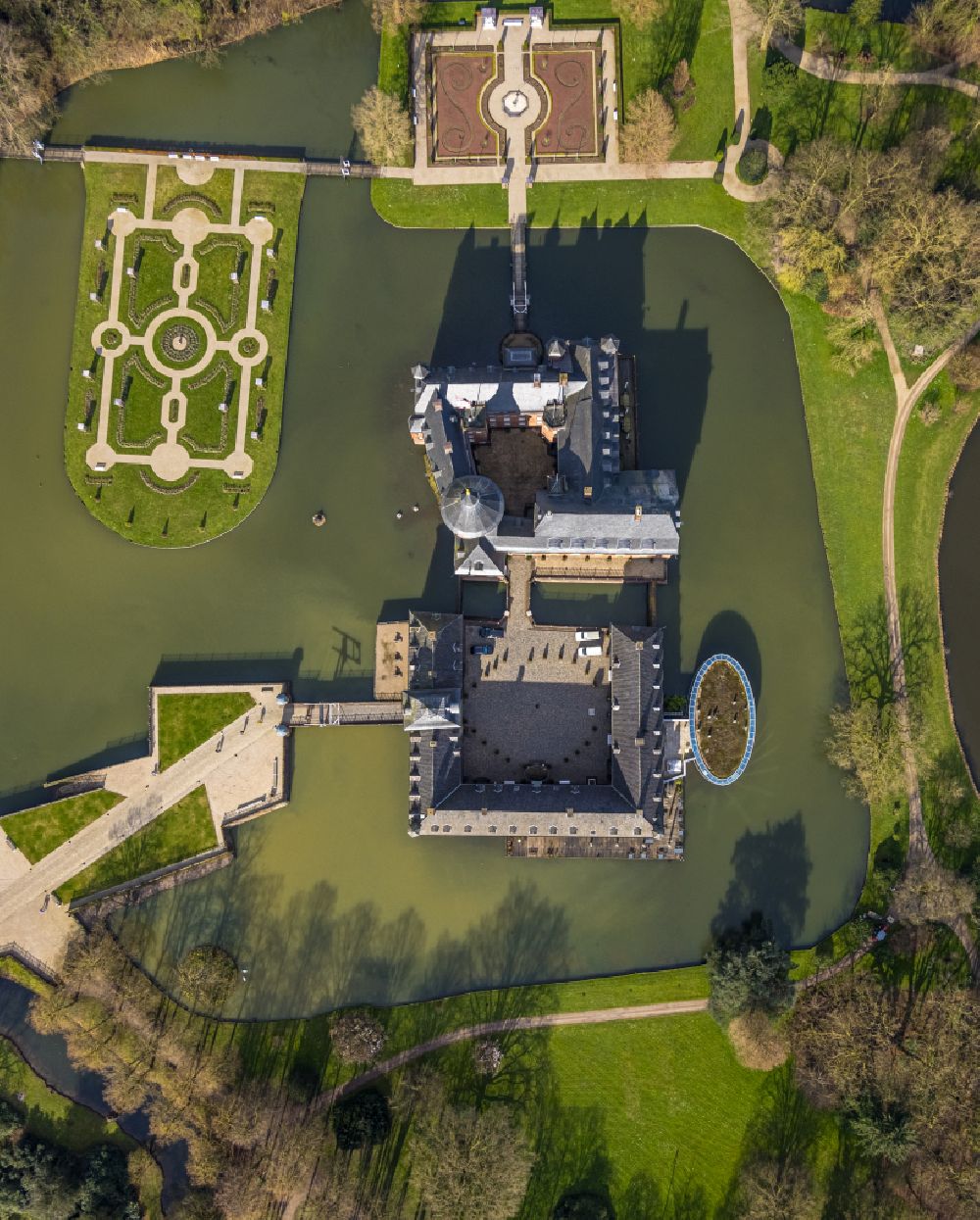 Vertical aerial photograph Isselburg - Vertical aerial view from the satellite perspective of the building and castle park systems of water castle in the district Anholt in Isselburg in the state North Rhine-Westphalia, Germany
