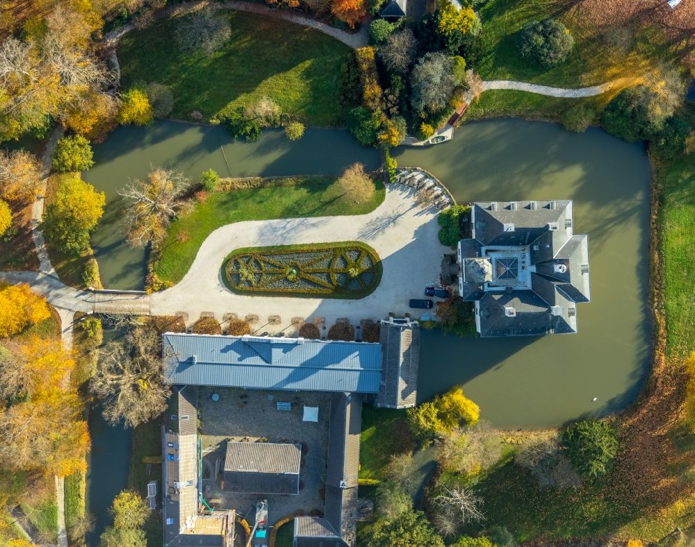 Vertical aerial photograph Hünxe - Vertical aerial view from the satellite perspective of the building and castle park systems of water, castle Gartrop in Huenxe in the state North Rhine-Westphalia, Germany