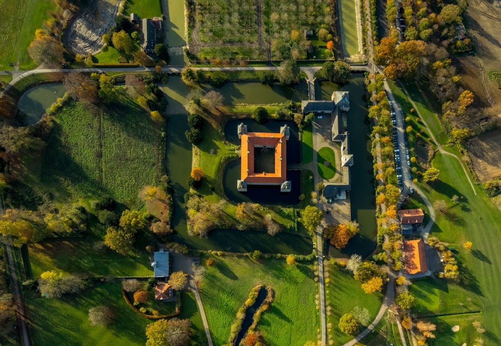 Vertical aerial photograph Ascheberg - Vertical aerial view from the satellite perspective of the building and castle park systems of water castle Westerwinkel in Ascheberg in the state North Rhine-Westphalia, Germany