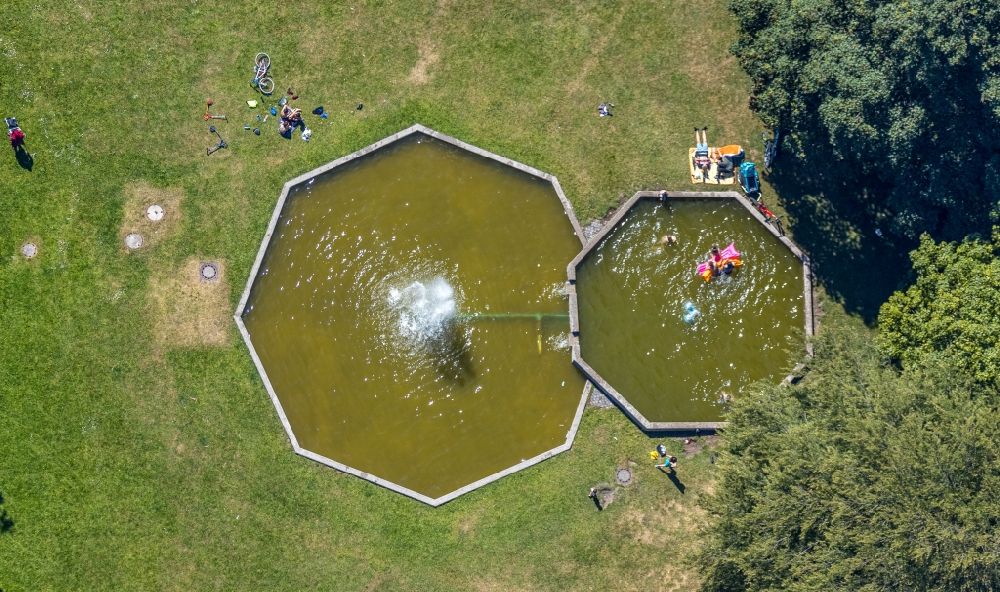 Vertical aerial photograph Bochum - Vertical aerial view from the satellite perspective of the water - fountain in city Park in the district Wattenscheid in Bochum in the state North Rhine-Westphalia, Germany