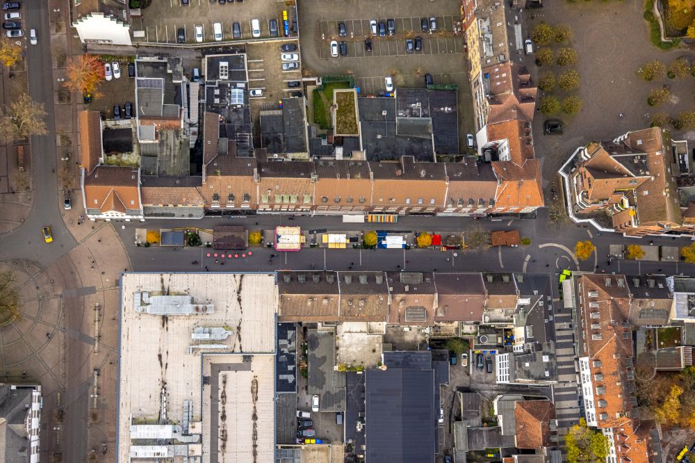 Vertical aerial photograph Gladbeck - Vertical aerial view from the satellite perspective of the christmassy market event grounds and sale huts and booths on street Hochstrasse in Gladbeck at Ruhrgebiet in the state North Rhine-Westphalia, Germany