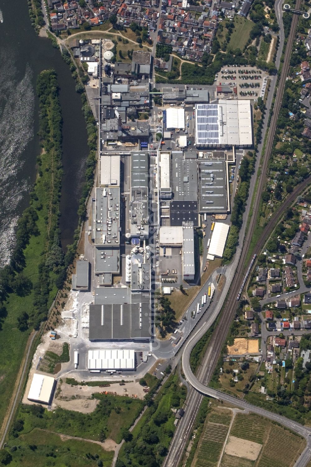 Vertical aerial photograph Mainz-Kostheim - Vertical aerial view from the satellite perspective of the building and production halls on the premises of Essity Operations Mainz-Kostheim GmbH on Kommerzienrat-Disch-Bruecke in Mainz-Kostheim in the state Hesse, Germany