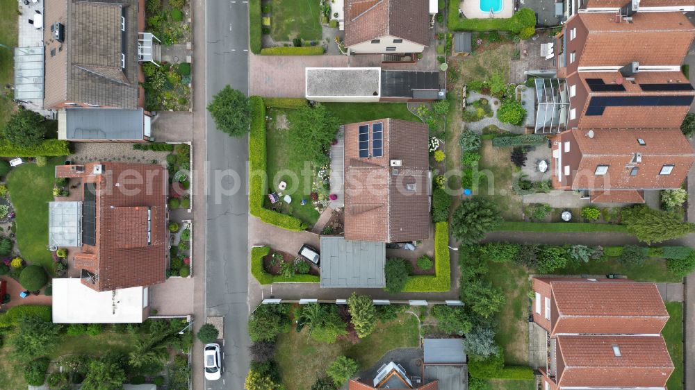 Vertical aerial photograph Wolfsburg - Vertical aerial view from the satellite perspective of the residential area of single-family settlement on Bruchwiesen in Wolfsburg in the state Lower Saxony, Germany