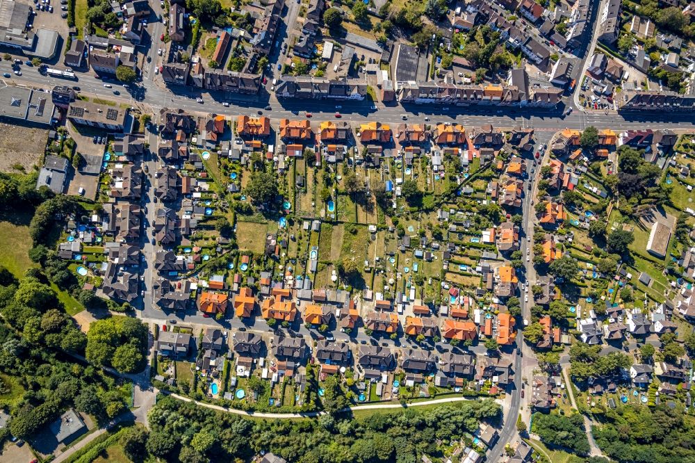 Vertical aerial photograph Bottrop - Vertical aerial view from the satellite perspective of the residential area a row house settlement Nordring - Holtforterstrasse - Am Kirchschemsbach in the district Eigen in Bottrop in the state North Rhine-Westphalia, Germany