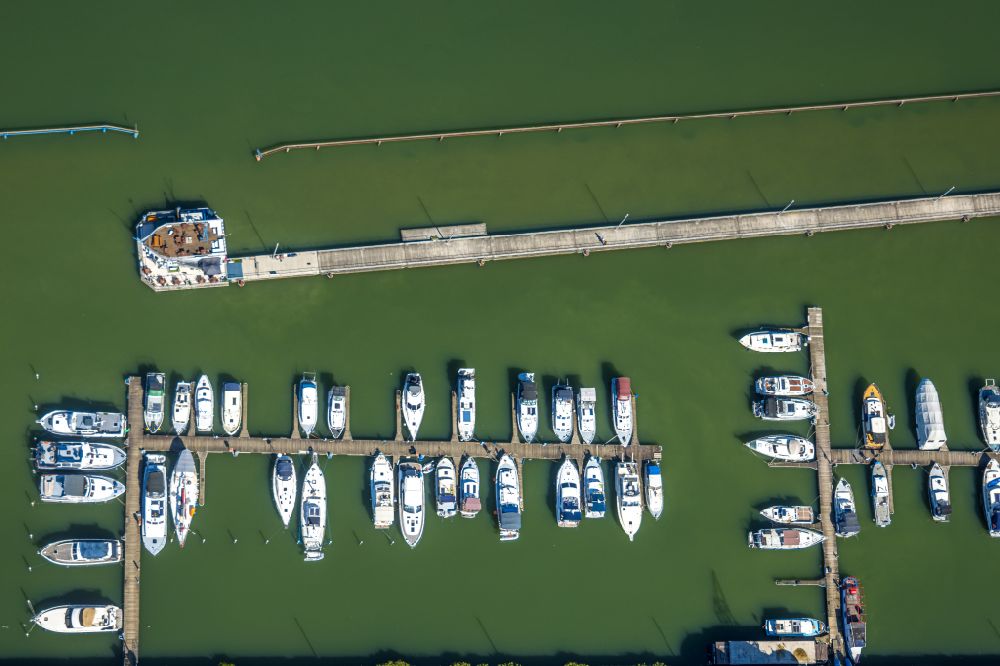 Vertical aerial photograph Rünthe - Vertical aerial view from the satellite perspective of the pleasure boat marina with docks and moorings on the shore area of Datteln-Hamm-Kanal in Ruenthe in the state North Rhine-Westphalia, Germany