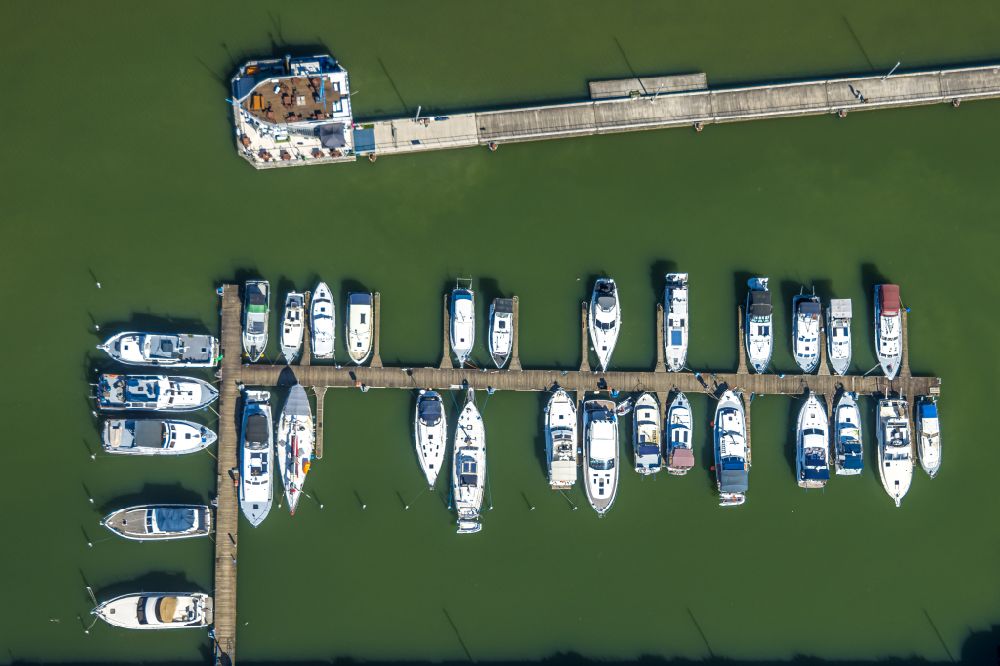 Vertical aerial photograph Rünthe - Vertical aerial view from the satellite perspective of the pleasure boat marina with docks and moorings on the shore area of Datteln-Hamm-Kanal in Ruenthe in the state North Rhine-Westphalia, Germany